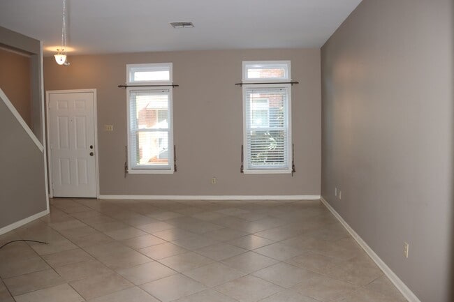 Building Photo - Townhouse