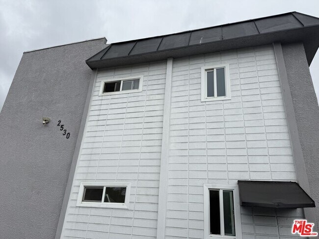 Building Photo - 2530 Carmona Ave