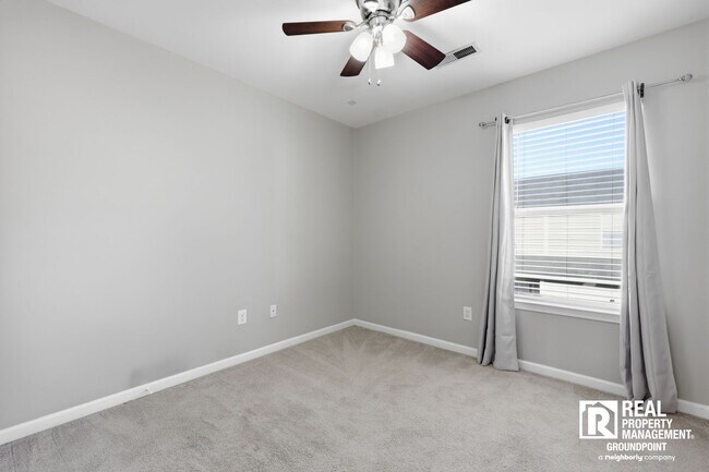 Building Photo - 3 Bedroom End Unit Townhome Near Dorchester and Ladson Road