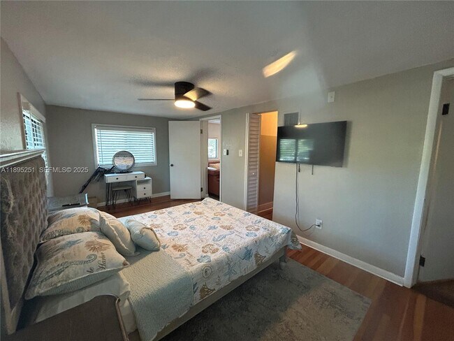 Building Photo - 1534 Monroe St