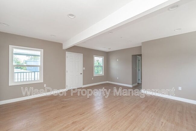 Building Photo - 1510 N Durant St