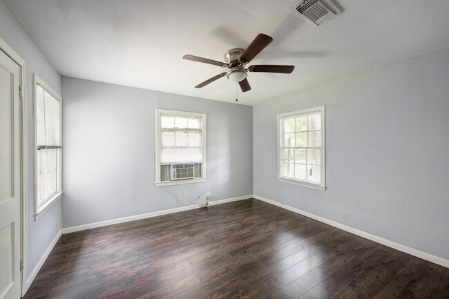 Building Photo - 126 Pamellia Dr