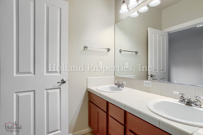 Building Photo - 7118 NE Cherry Dr
