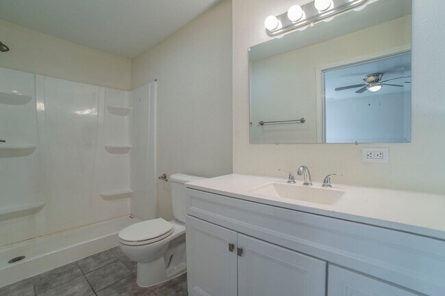 Building Photo - Newly Remodeled & Ready to Move In!