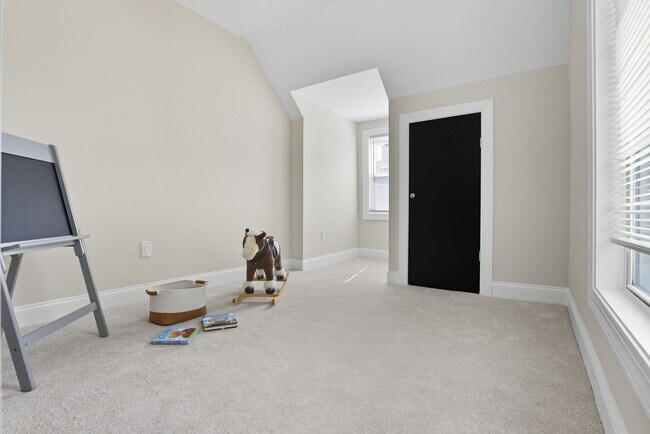 Building Photo - 136 S Spencer Ave