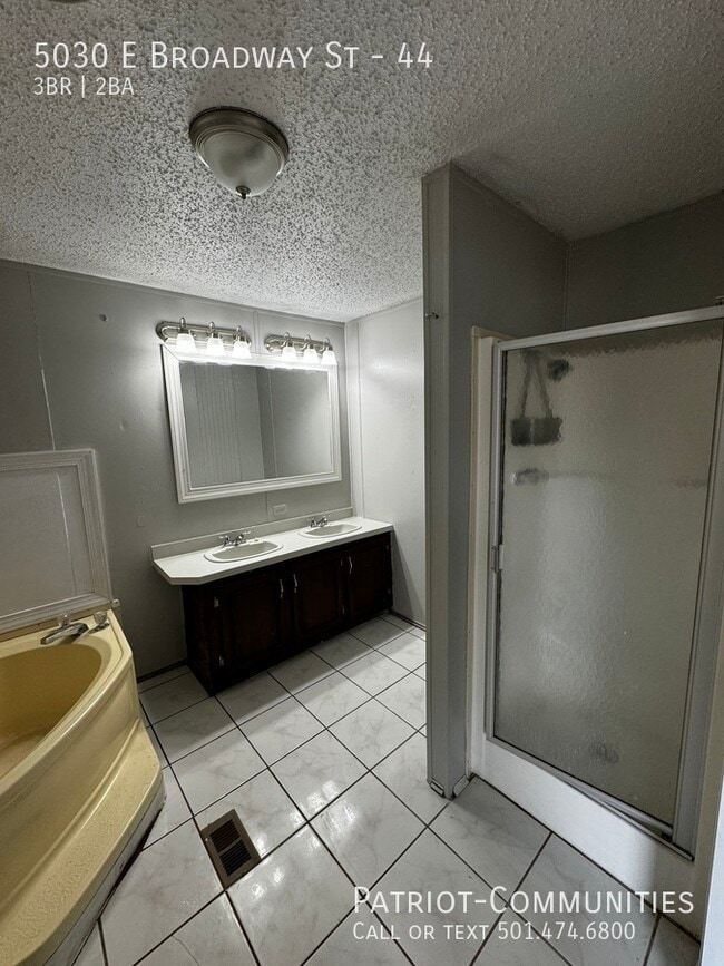 Building Photo - 5030 E Broadway St