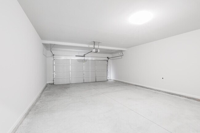 Building Photo - 131 Vivian Ln