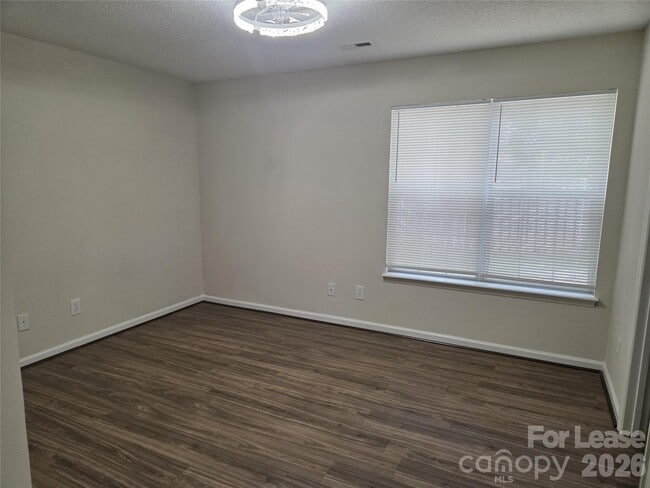 Building Photo - 121 Foxglove Dr