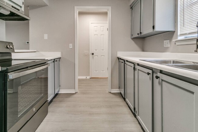 Building Photo - 1201 Lakecrest Dr