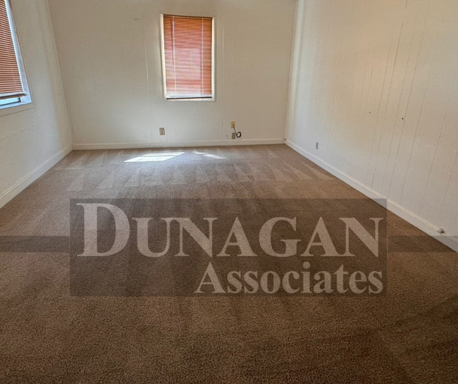 Building Photo - 2 Bedroom 1 Bath home Central Heating and Cooling