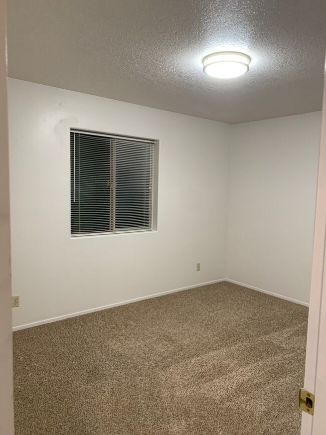 Building Photo - Great Duplex in SW Redmond
