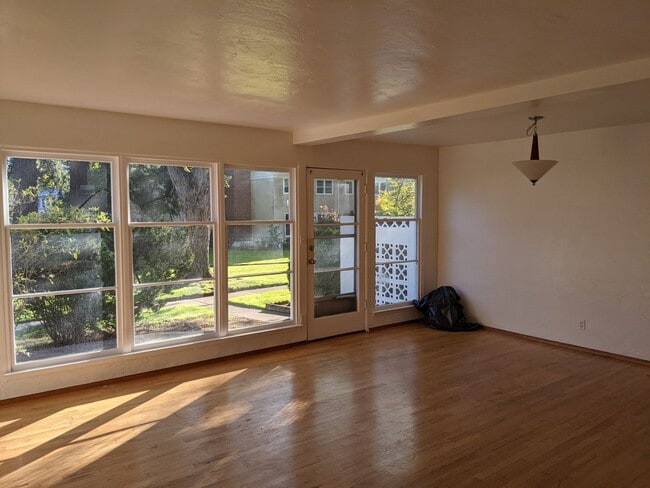 Building Photo - Beautiful 2 bedroom Townhome