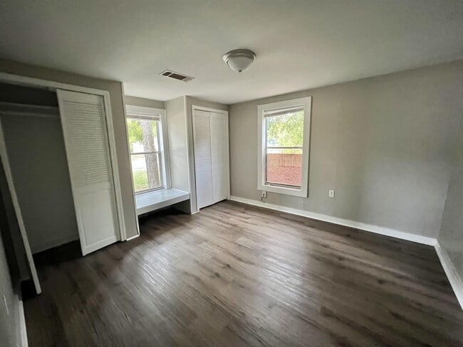 Building Photo - 501 W 47th St