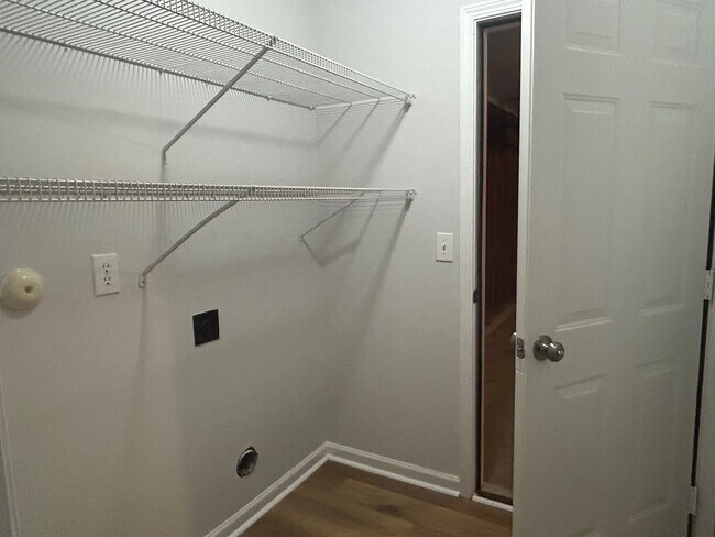 Building Photo - Excellent 3BD/2BA Ranch Home in quiet subd...