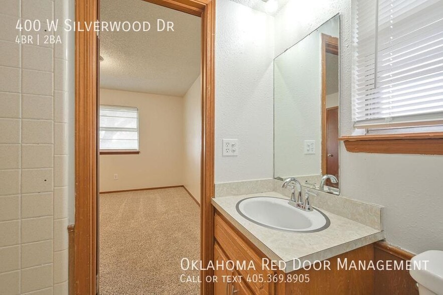 Building Photo - 400 W Silverwood Dr