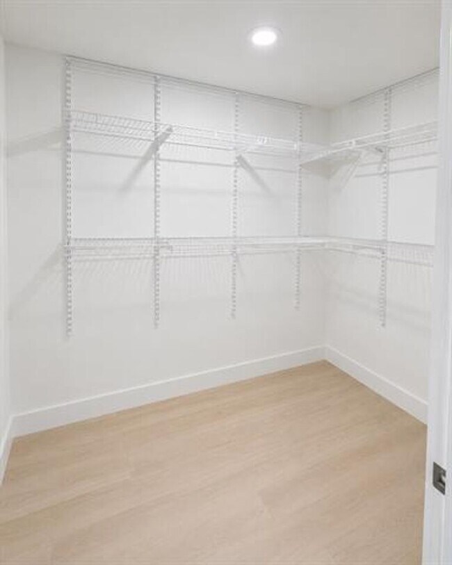 Building Photo - 540 Brickell Key Dr
