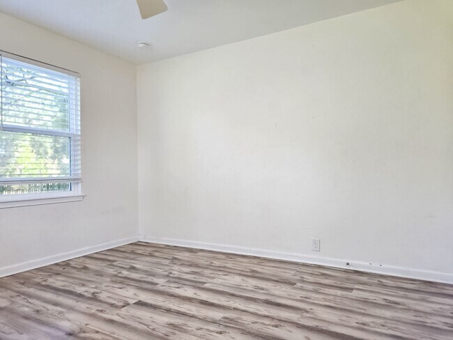 Building Photo - Beautiful 4/2 in Gainesville's Beldevere Area