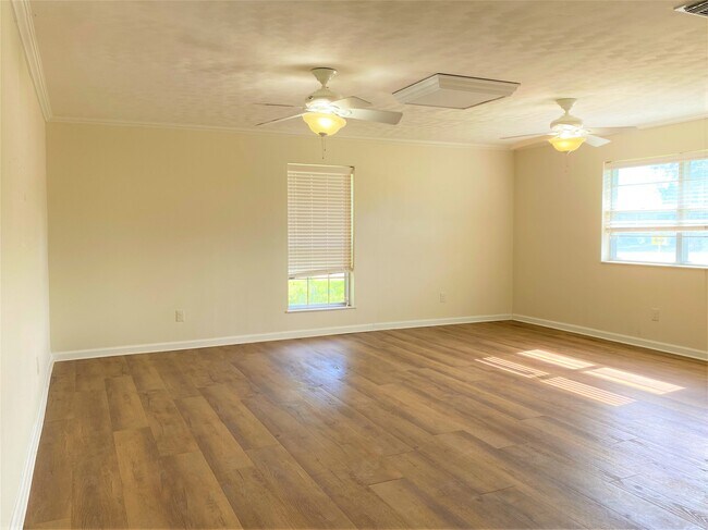 Building Photo - 803 Dogwood Ln