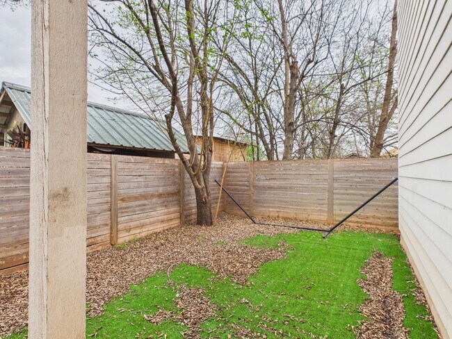 Building Photo - 6102 Caddie St