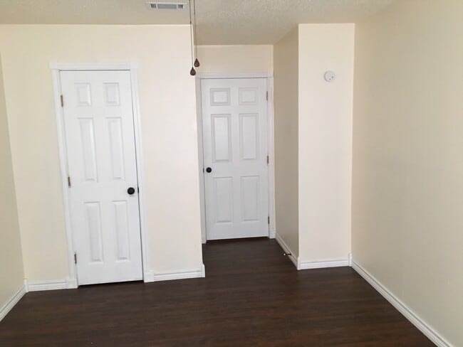 Building Photo - 3215 Ellen Dr