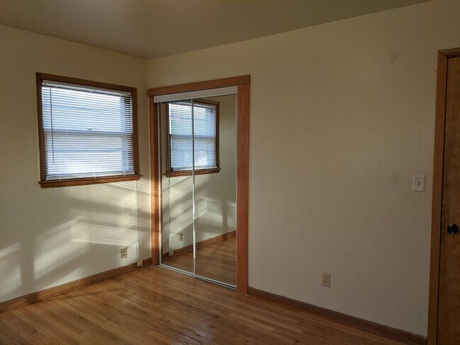 Building Photo - Gorgeous 3 Bed Upper Available with shared Garage & Hardwood floors, Appliances incl.