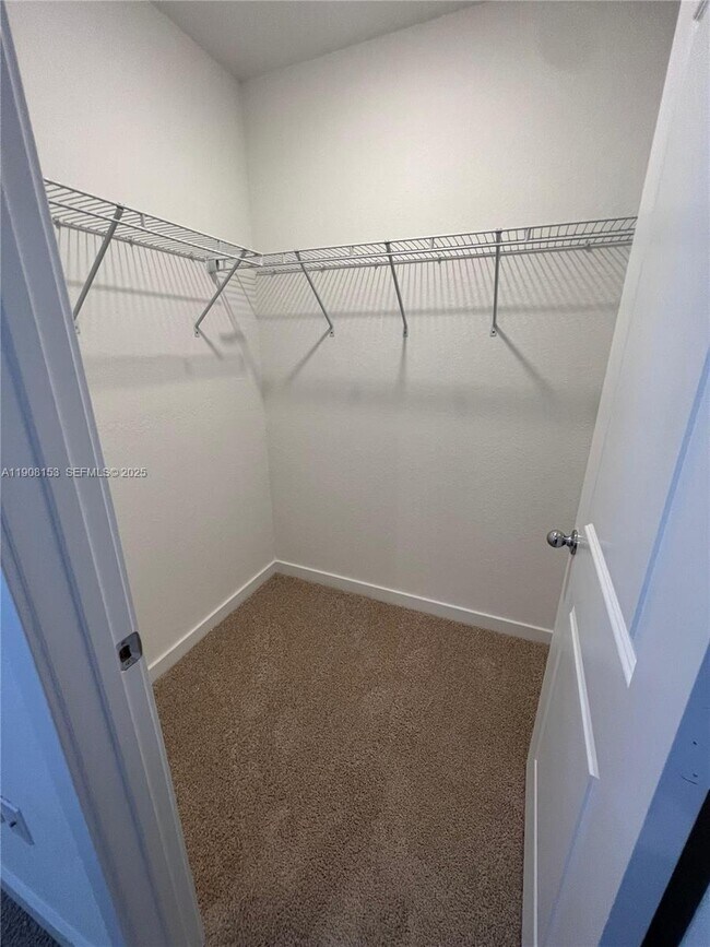 Building Photo - 326 NE 1st Ave