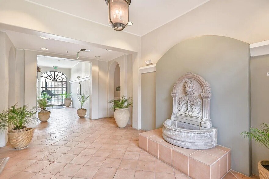 Building Entry - 516 Martha St