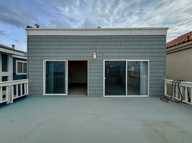 Building Photo - 4027 Ocean Dr