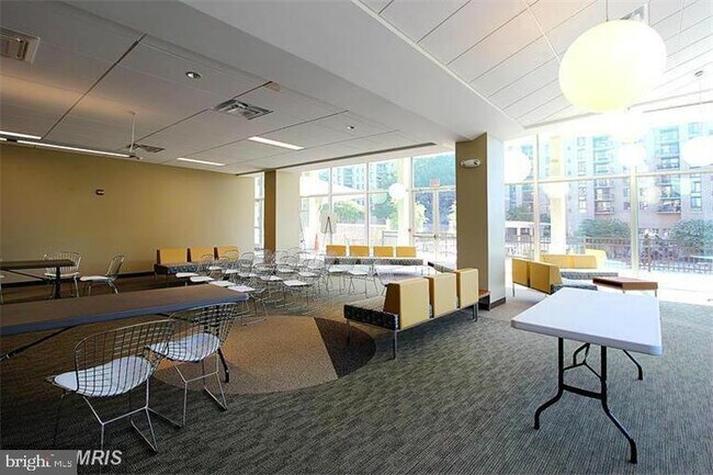 Building Photo - 4600 S Four Mile Run Dr