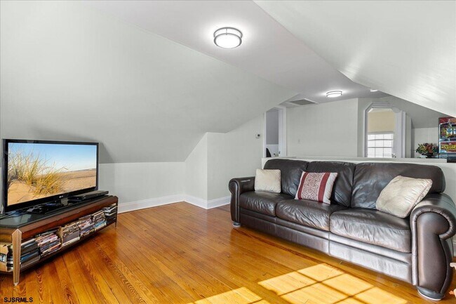 Building Photo - 104 S Oakland Ave