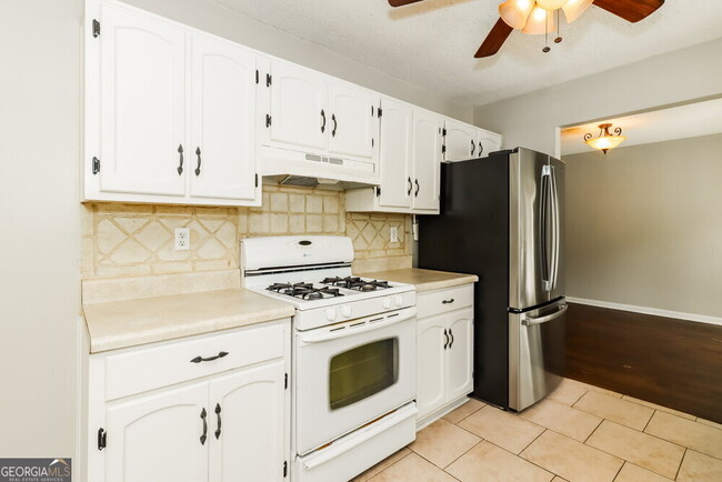 Building Photo - 2521 Country Lake Cir