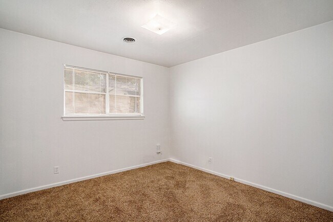 Building Photo - Great 3 Bedroom with Detached Workshop and...