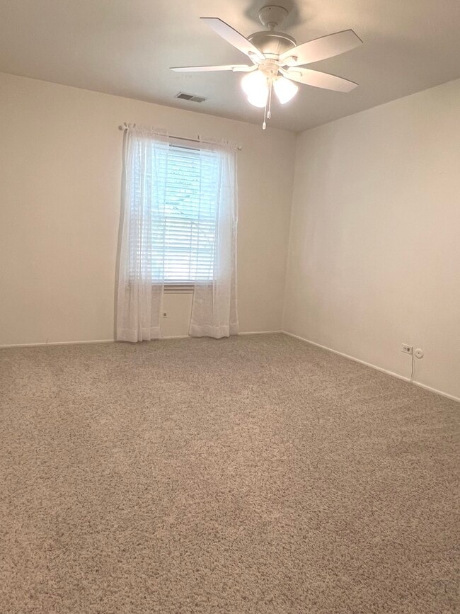 Building Photo - 225 Deerpath Ct