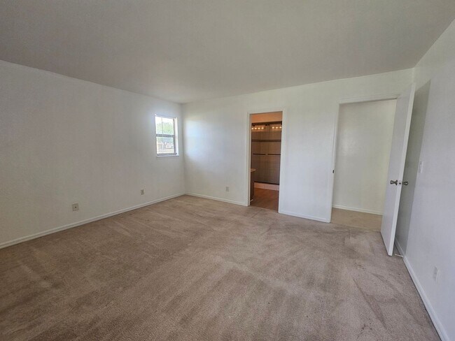 Building Photo - Freshly painted and brand new carpet/laminate 2 bed 2 bath 1 car garage single family home!!!