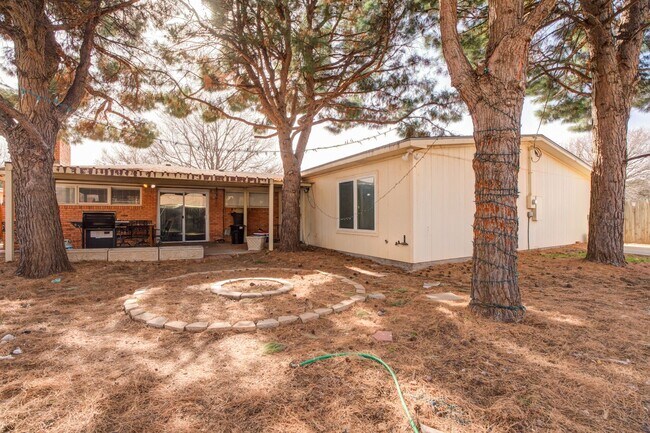 Building Photo - Rare find 5-bedroom 4-bathroom home near T...