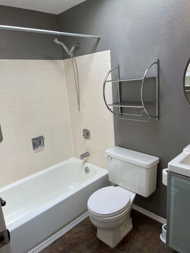 Building Photo - Beautiful & stunning 3-bed, 2-bath house i...