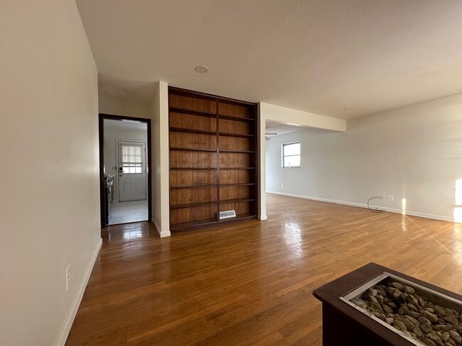 Building Photo - Brinwood Property APT A