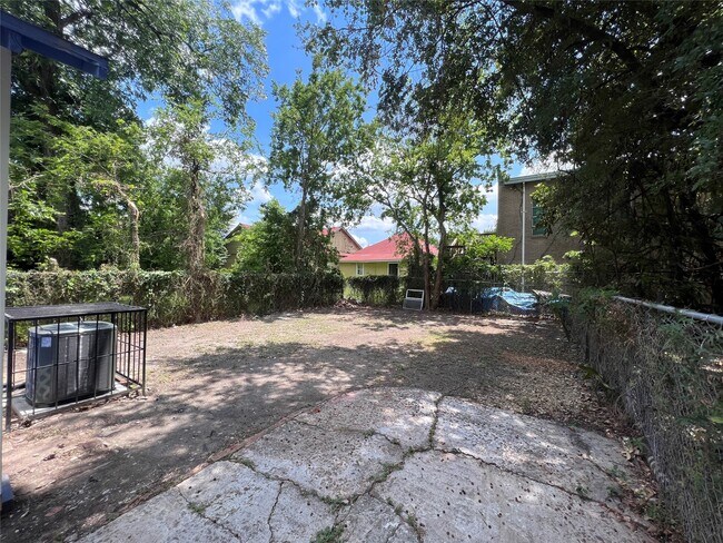 Building Photo - 2412 Stuart St