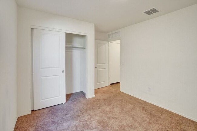 Building Photo - 4051 E Braddock Dr