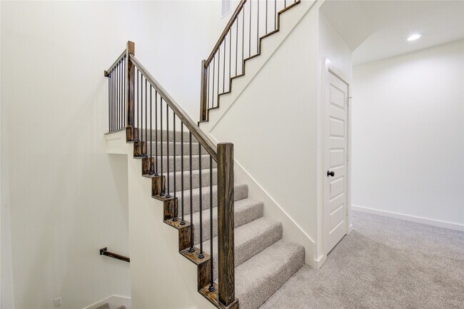 Building Photo - 2928 El Fenice Ln