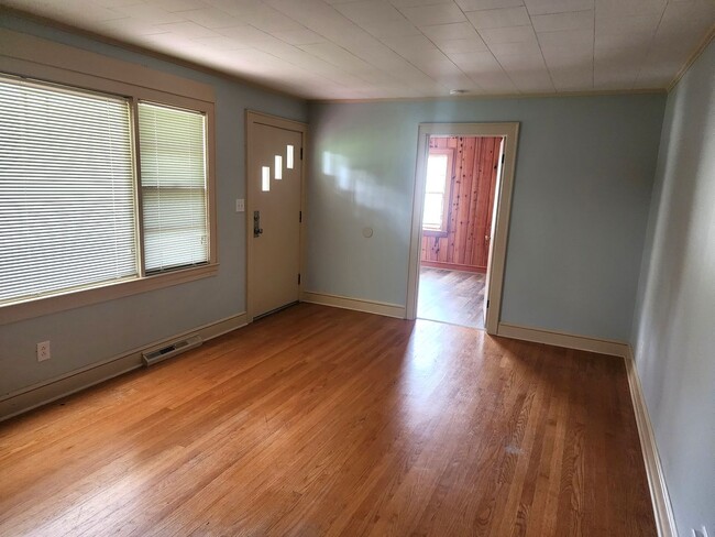Building Photo - 571 Lovers Ln