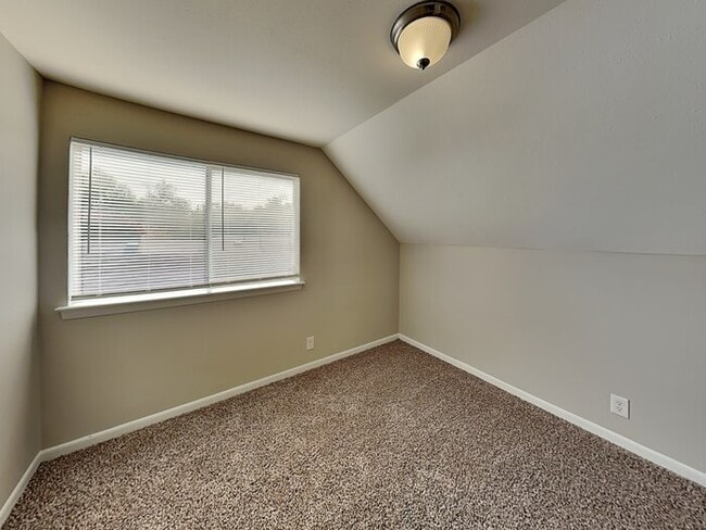 Building Photo - 1514 Regina Ct S