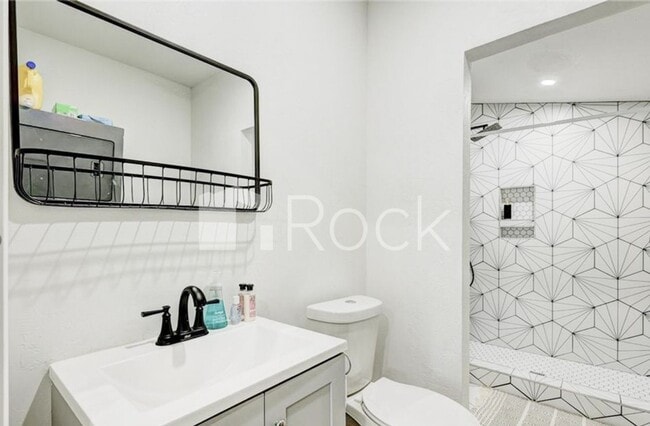 Building Photo - 4 Bedroom Home with 2.5 Bathrooms on a Corner Lot near Plaza District