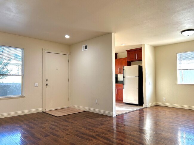 Building Photo - 942 Summerside Dr