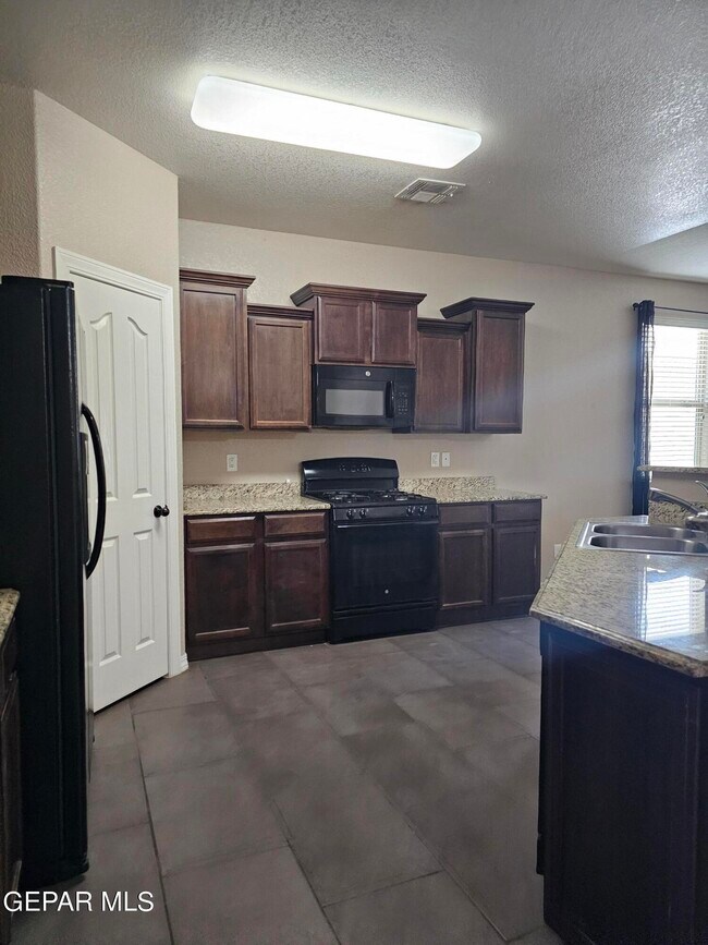 Building Photo - 14328 S Cave Ave