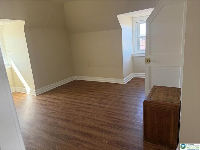 Building Photo - 1201 E 4th St