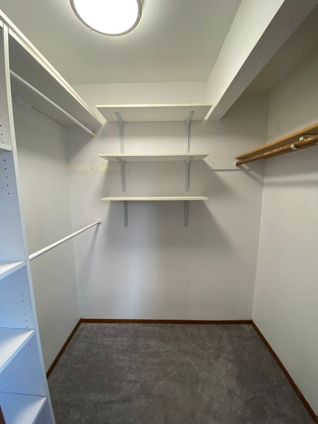 Building Photo - Spacious 2 Bedroom Condo in Eastridge! Carport Parking, Mountain View Balcony!