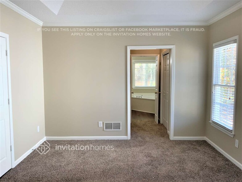 Building Photo - 925 Evian Dr NW