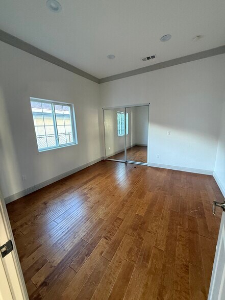 Building Photo - 1645 W 36th Pl