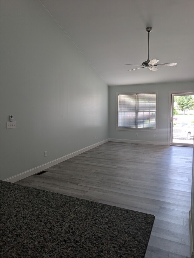 Building Photo - 3212 Grapevine Ct W